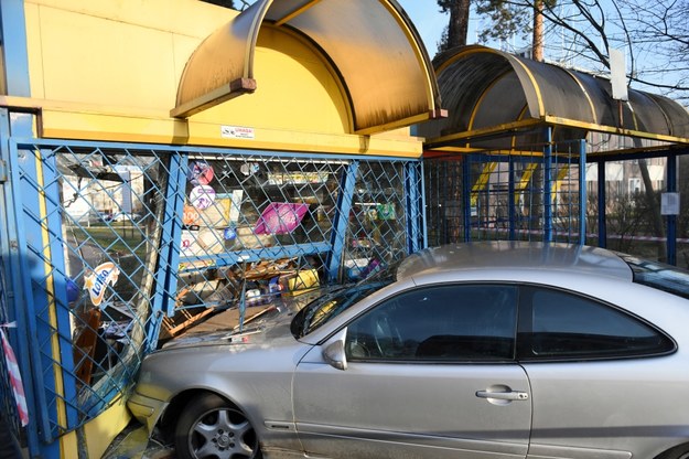 Przy ul. Energetyków w Stalowej Woli auto osobowe wjechało w kiosk przy przystanku autobusowym /Darek Delmanowicz /PAP