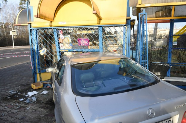 Przy ul. Energetyków w Stalowej Woli auto osobowe wjechało w kiosk przy przystanku autobusowym /Darek Delmanowicz