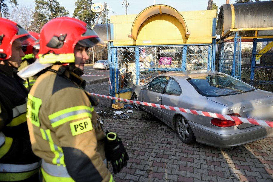 Przy ul. Energetyków w Stalowej Woli auto osobowe wjechało w kiosk przy przystanku autobusowym / 	Darek Delmanowicz    /PAP