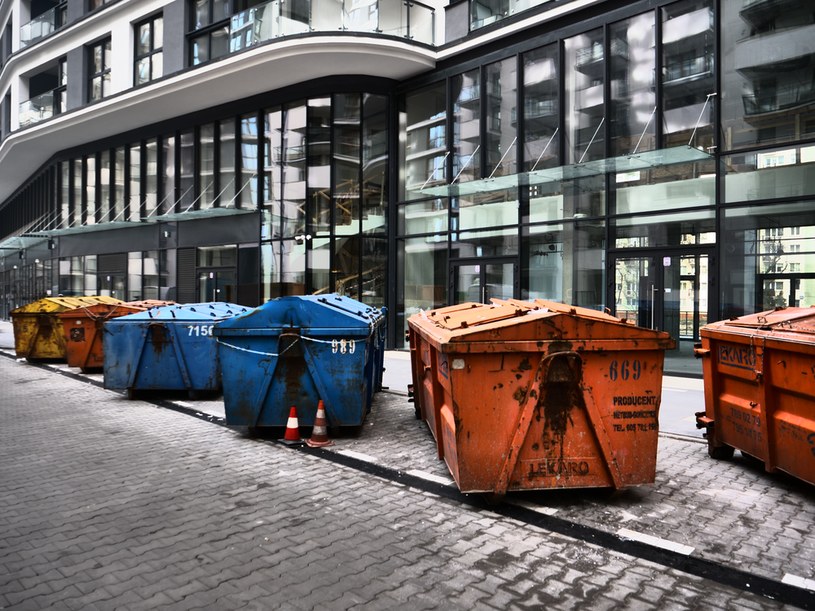 Przy wielu budynkach na osiedlu Bliska Wola rozstawione są ogromne kontenery na śmieci /Łukasz Piątek /INTERIA.PL