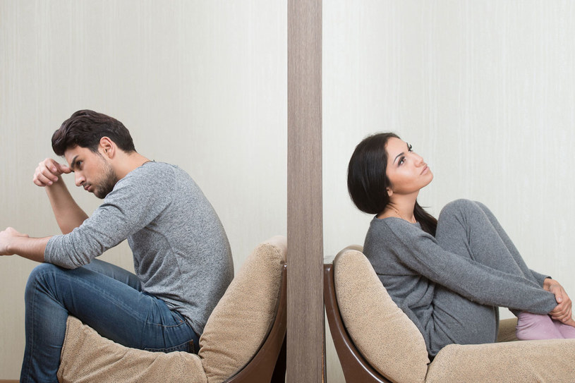 Przy wsparciu przyjaciół i rodziny osoby przechodzące rozwód mogą lepiej poradzić sobie z rozstaniem i ułożeniem życia na nowo /123RF/PICSEL