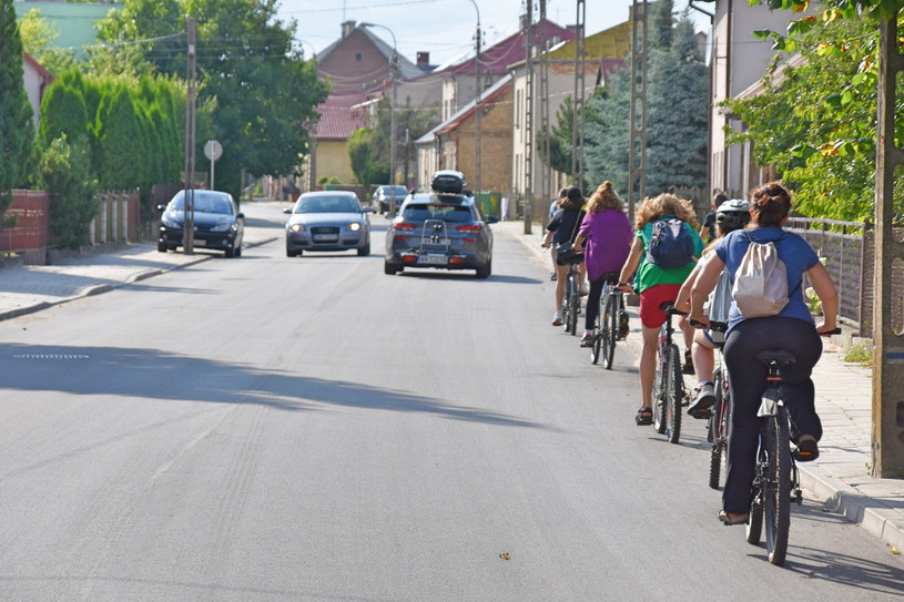 Przy wyprzedzeniu rowerzystów należy zachować metr odstępu i to się nie zmieni /Albin Marciniak /East News