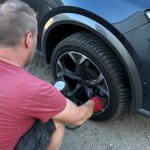 Przy wysokich cenach paliw szuka oszczędności. Zaczął od opon