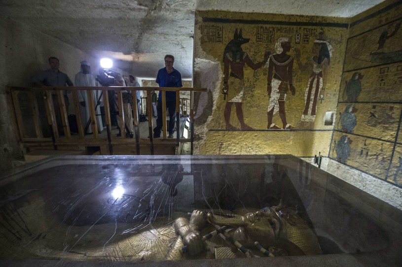 Przy złotym sarkofagu Tutanchamona brytyjski archeolog Nicholas Reeves /AFP