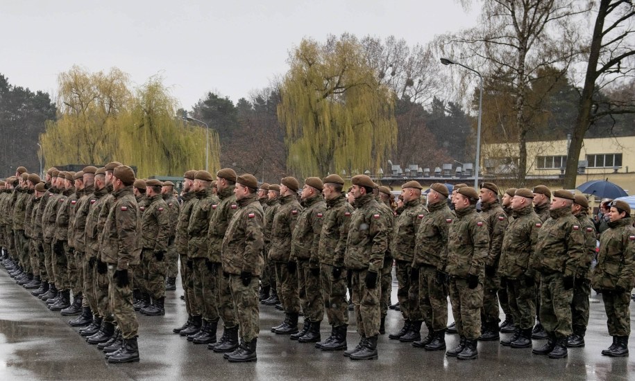 Przybędzie żołnierzy WOT. Zgłosiło się 7 tyś. chętnych rekrutów. /Grzegorz Michałowski /PAP