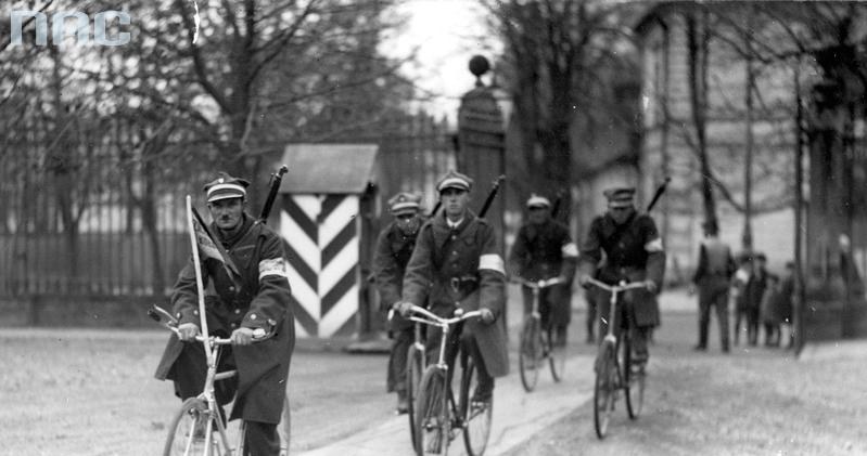 Przybycie sztafety Federacji Związków Młodzieży Wiejskiej do marszałka Polski Józefa Piłsudskiego, 1929 /Z archiwum Narodowego Archiwum Cyfrowego