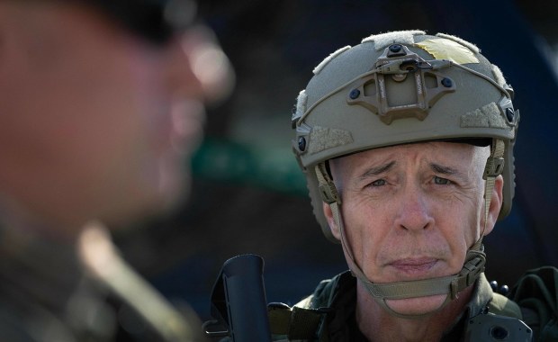 Przybycie tego człowieka wywołało protesty. Tropi nielegalnych migrantów