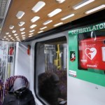 Przybywa przenośnych defibrylatorów w Warszawie. Oto miejsca, gdzie są montowane