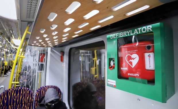 Przybywa przenośnych defibrylatorów w Warszawie. Oto miejsca, gdzie są montowane