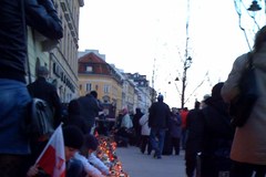 Przybywa zniczy przed Pałacem Prezydenckim w Warszawie