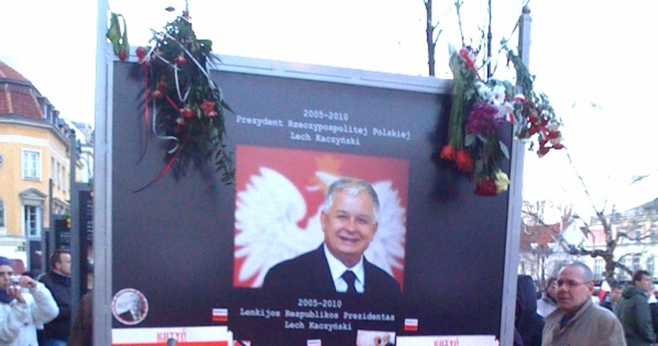 Przybywa zniczy przed Pałacem Prezydenckim w Warszawie