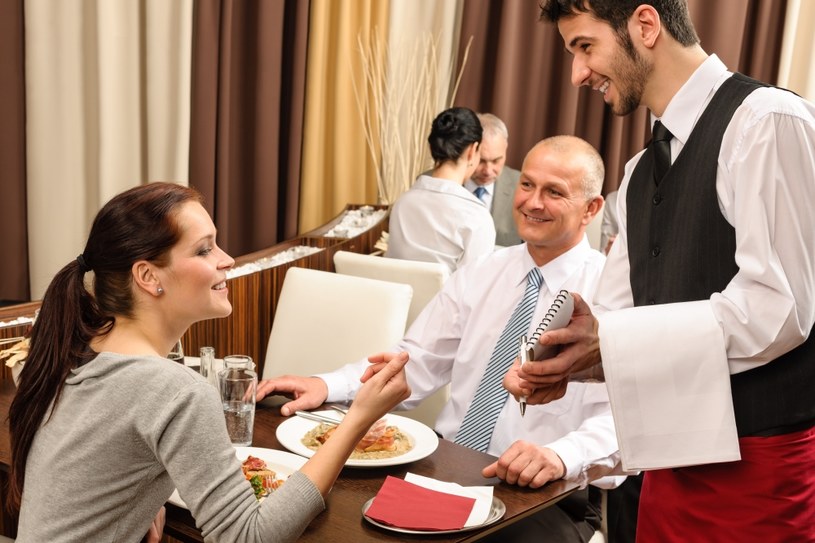 Przychodząc do restauracji, płacimy zarówno za dania, jak i za obsługę /123RF/PICSEL