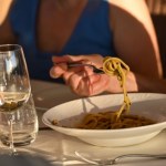 opłata Przychodzili w 10 osób i dzielili się jedzeniem. Lokale w Austrii wprowadziły opłaty