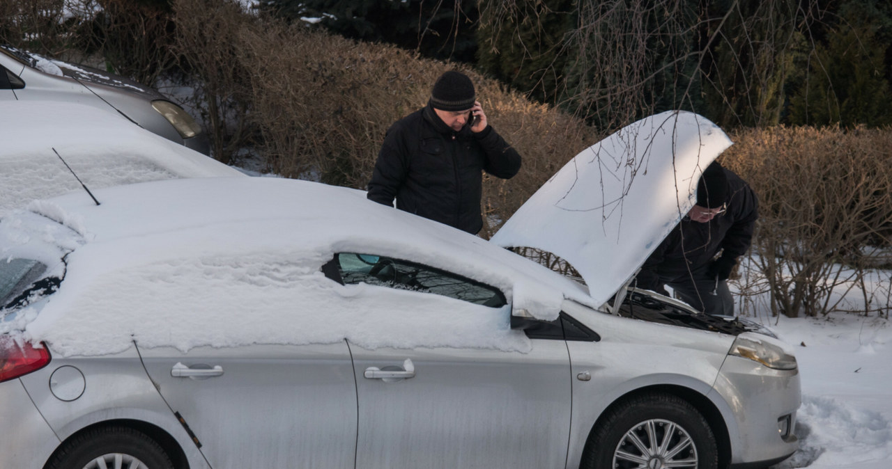 Przychodzimy rano do auta, przekręcamy kluczyk i... nic. Wówczas pomóc może zapalenie na pych. Ale nie każde auto da się tak uruchomić /Tadeusz Koniarz /East News