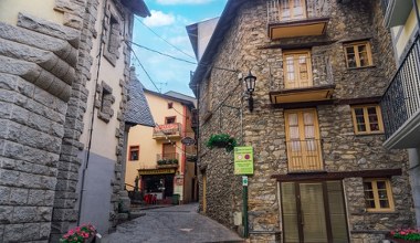 Przyciągają niskimi podatkami. Chcą 50 tys. euro "opłaty wjazdowej" do kraju