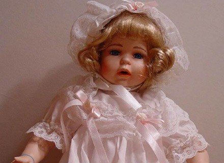 Przyciągającą nieszczęścia lalkę Julie wystawiono na aukcji internetowej/fot. archiwum /