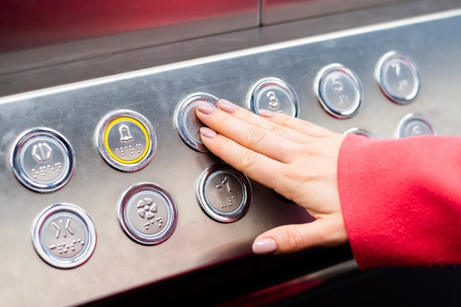 Koszmar Łodzianki. Zatrzaśnięta w windzie przez 16 godzin, nie mogła wezwać pomocy