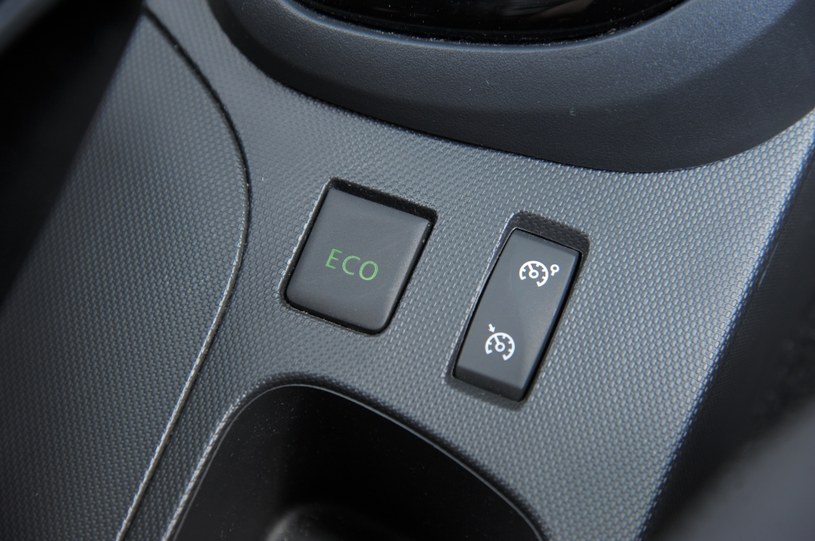 Przycisk ECO pozwala zmniejszyć zużycie paliwa, osłabiając nie tylko silnik, ale także np. klimatyzację. /Motor