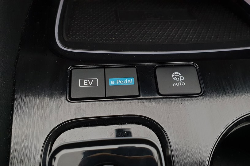Przycisk EV wymusza jazdę tylko na prądzie, natomiast e-Pedal pozwala na jazdę bez używania pedału hamulca (wymagany jest tylko do pełnego zatrzymania) /Michał Domański /INTERIA.PL