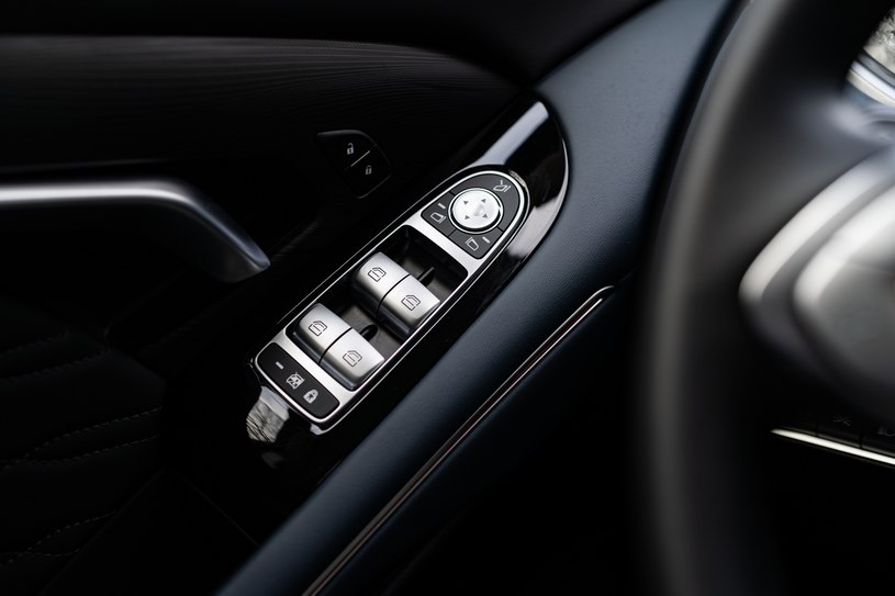 Przyciski w kabinie przypominają te stosowane w Hyundaiach. Panel na drzwiach jest dobrze znany fanom "gwiazdy". /Jan Guss-Gasiński /INTERIA.PL