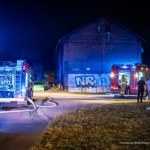 Przyczepa kempingowa w ogniu, zagrożony budynek. Ewakuacja mieszkańców