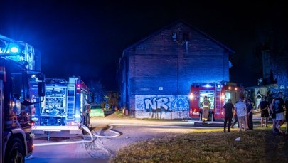 Przyczepa kempingowa w ogniu, zagrożony budynek. Ewakuacja mieszkańców