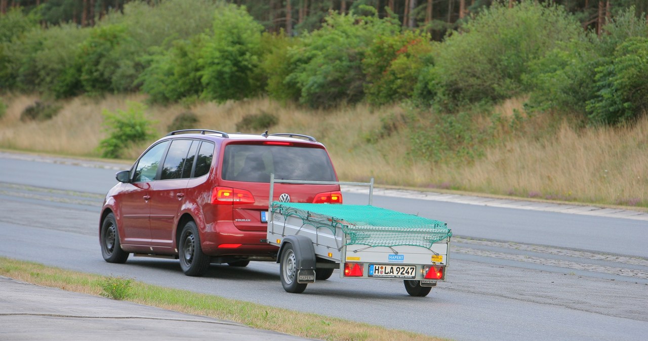 Przyczepa ma gorszy wpływ na hamowanie niż zwiększone obciążenie auta. To kilogramy, które pchają, ale nie poprawiają docisku opon. /Motor