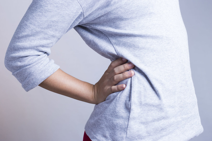 Przyczyną bólu pleców nie zawsze jest choroba zwyrodnieniowa kręgosłupa. /123RF/PICSEL