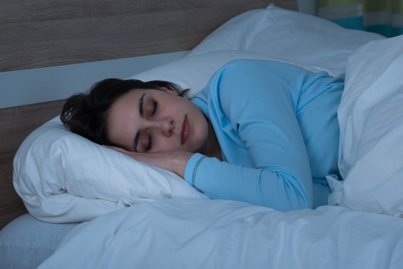 Przyczyną miokloni przysennych jest często nagły spadek napięcia mięśniowego w momencie zasypiania. /123RF/PICSEL