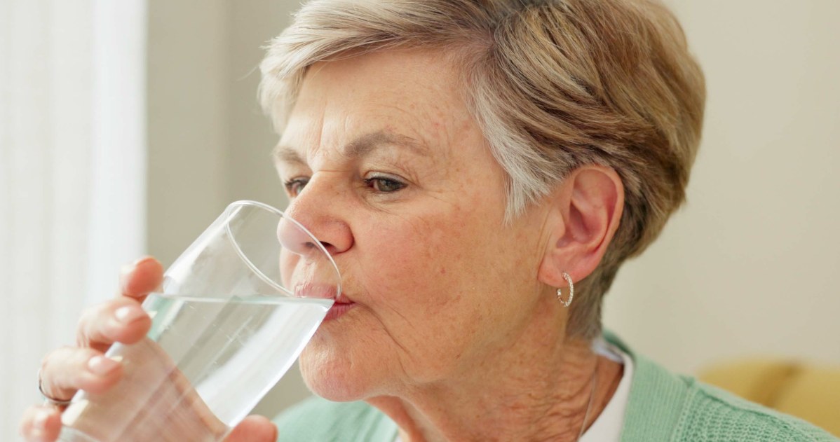 Przyczyną obrzęków i zatrzymania wody może być... zbyt mała podaż płynów w ciągu doby /123RF/PICSEL