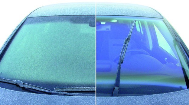 Samochód zimą - szron od wewnątrz auta Przyczyną szronu na szybach wewnątrz auta jest nadmiar wilgoci w kabinie. /Volkswagen