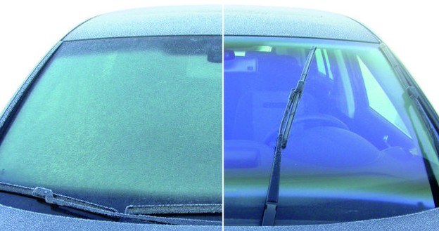 Przyczyną szronu na szybach wewnątrz auta jest nadmiar wilgoci w kabinie. /Volkswagen