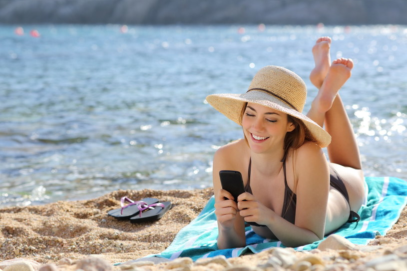 Przydatne urlopowe gadżety to nie tylko smartfon /123RF/PICSEL