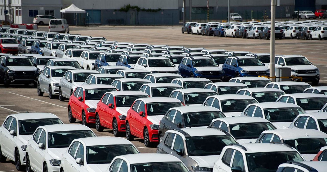 Przyfabryczne parkingi zapełnione są tysiącami samochodów, do których brakuje chipów /AFP
