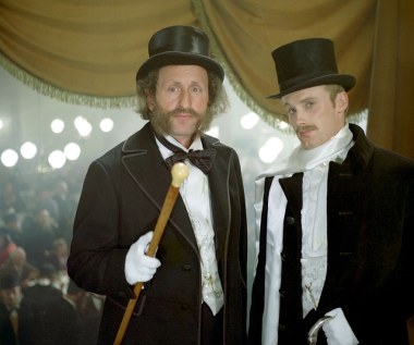 Przygodę z kinem Andrzeja Wajdy Pieczka kontynuował niewielką rolą w słynnej "Ziemi obiecanej" (1974), gdzie wcielił się w postać ojca Mady Muller (Bożena Dykiel). Na planie spotkał się m.in. z Danielem Olbrychskim, z którym w tym samym roku wystąpił również w "Potopie" Jerzego Hoffmana.
