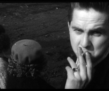 Przygodę z kinem Hoffman zaczął od dokumentów, które zainicjowały czarną serię, przeciwstawiającą lukrowi filmów socrealistycznych gorzką prawdę. 

Dwa najgłośniejsze, zrealizowane - jak większość z ponad 20 filmów dokumentalnych w dorobku Hoffmana - z Edwardem Skórzewskim, to "Uwaga, chuligani!" (1955, na zdjęciu) i "Dzieci oskarżają" (1956). Duet zrealizował też świetnie przyjęte dokumenty religijne "Pamiątka z Kalwarii" (1958) i "Dwa oblicza Boga" (1960).