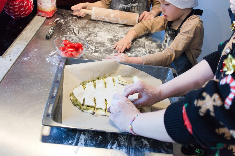 Przygotowaliśmy wspólnie drożdżową choinkę z pesto /Maciej Nycz /RMF FM