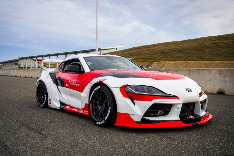 Przygotowana przez zespół TRI autonomicznie driftująca Toyota Supra na torze Thunderhill Raceway /Informacja prasowa