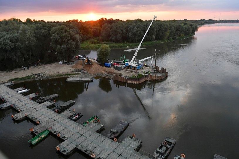 Przygotowania do montażu rurociągu zastępczego na moście pontonowym na Wiśle /Piotr Nowak /PAP