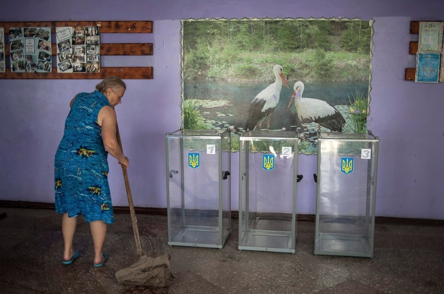Przygotowania do niedzielnych wyborów na Ukrainie /ROMAN PILIPEY /PAP/EPA