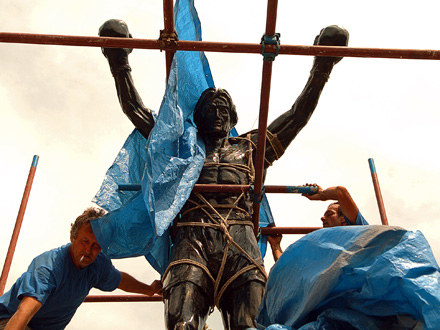 Przygotowania do odsłony pomnika Rocky'ego w mieście Żitiszte /AFP