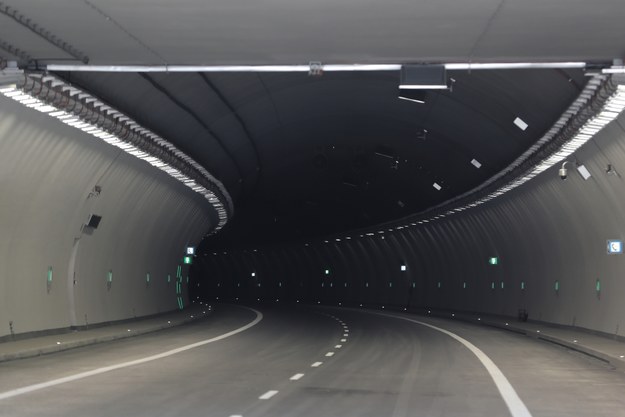 Przygotowania do otwarcia przebiegającego w tunelu odcinka drogi ekspresowej S7 Skomielna Biała-Naprawa /Grzegorz Momot /PAP