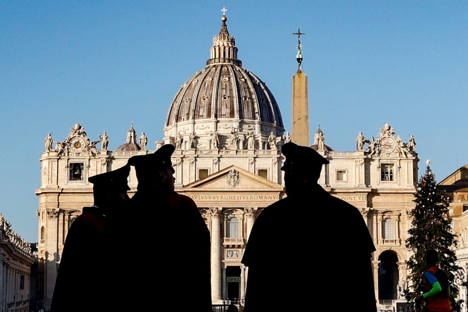 Przygotowania do pogrzebu papieża emeryta Benedykta XVI /Fabio Frustaci /PAP/EPA