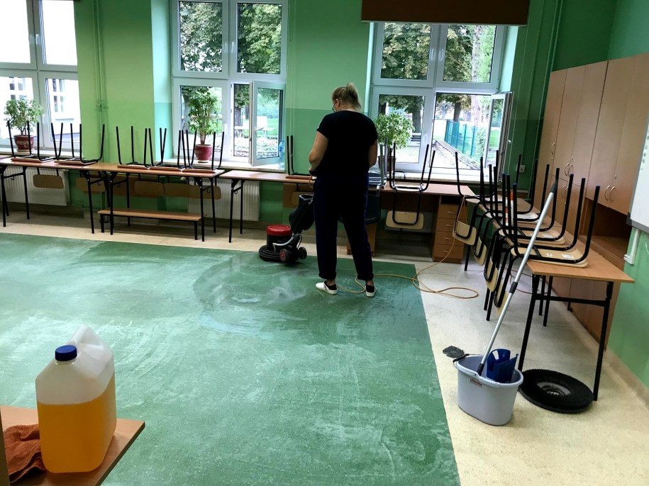 Przygotowania do rozpoczęcia nowego roku szkolnego w Szkole Podstawowej nr 2 im. Jana Kochanowskiego w Lublinie /Krzysztof Kot /RMF FM