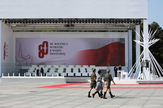 Przygotowania do rozpoczęcia uroczystości na Placu Piłsudskiego / PAP/Leszek Szymański /PAP
