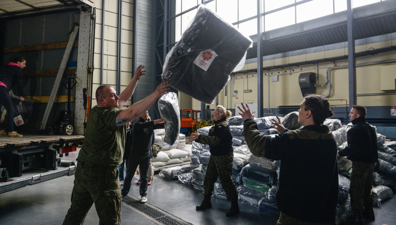 Przygotowania do załadunku pomocy humanitarnej dla Nepalu w Wojskowym Porcie Lotniczym na warszawskim Okęciu /Jakub Kamiński   /PAP
