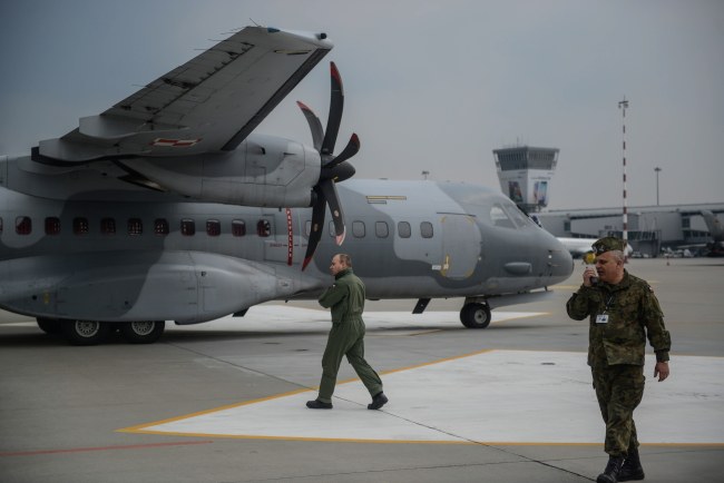 Przygotowania do załadunku pomocy humanitarnej dla Nepalu /Jakub Kaminski /PAP