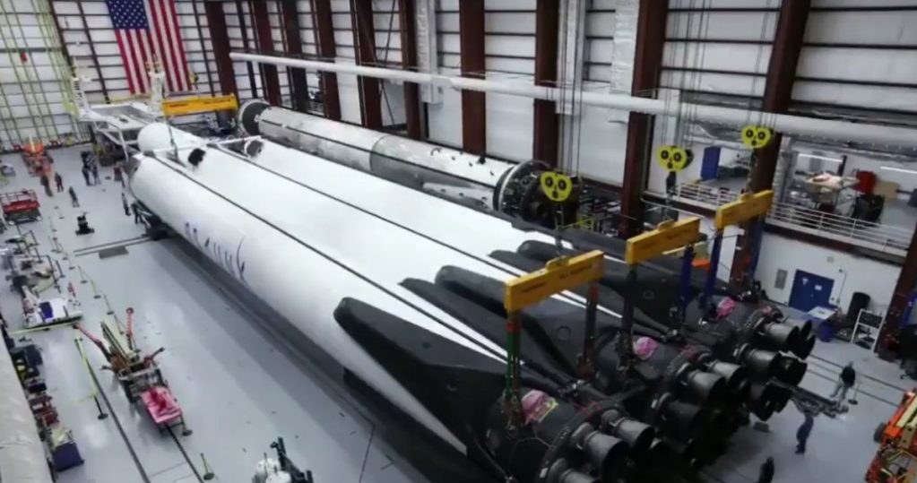 Przygotowania drugiego egzemplarza Falcona Heavy do startu / Fot: SpaceX /materiały prasowe