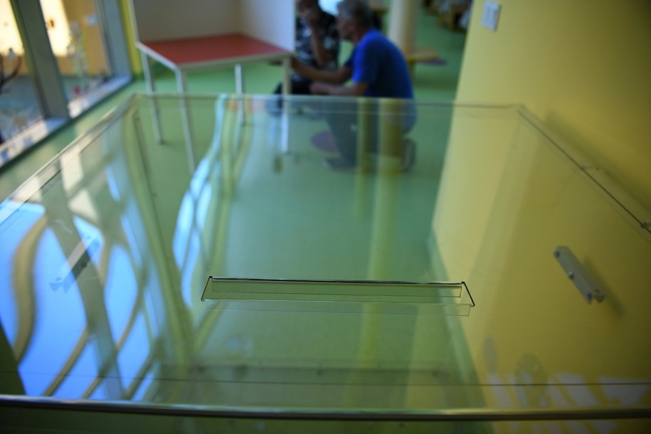 Przygotowania lokalu wyborczego Obwodowej Komisji Wyborczej nr 70 w Rzeszowie /Darek Delmanowicz /PAP