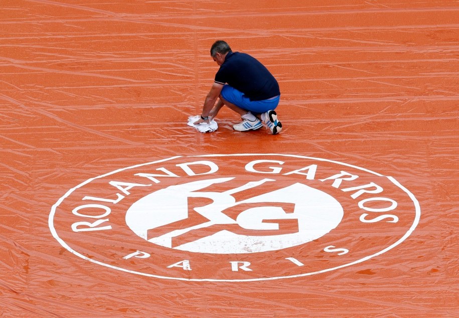 Przygotowania na jednym z kortów /Christophe Karaba /PAP/EPA